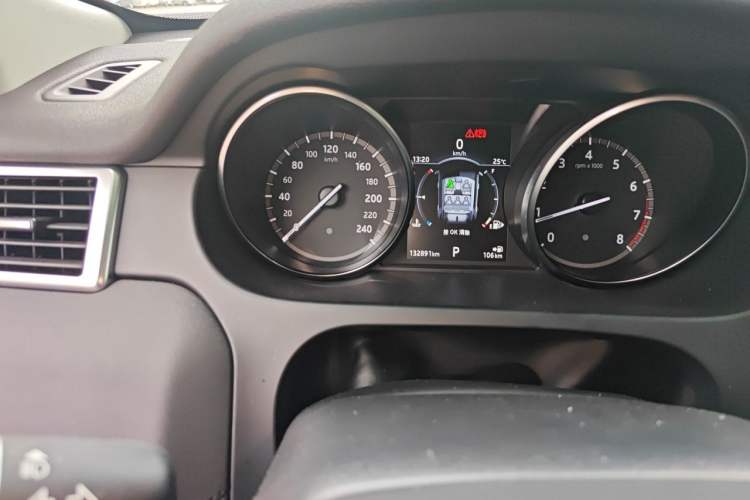 Used Land Rover Discovery Sport 2018 240 PS SE Version Odometer Close Up