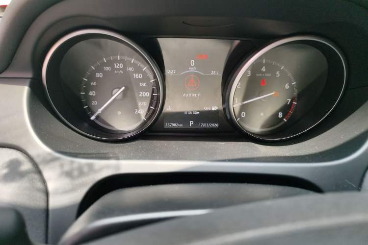 Used Land Rover Discovery Sport 2018 240 PS PURE Edition Odometer Close Up