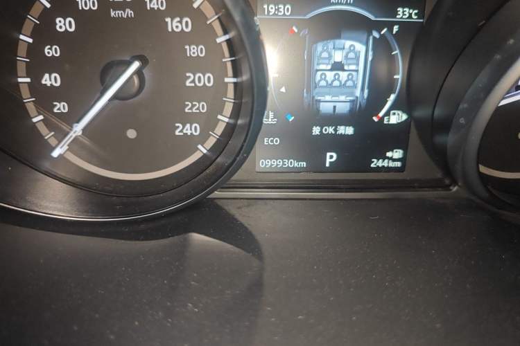 Used Land Rover Discovery Sport 2018 200 PS PURE Edition Odometer Close Up