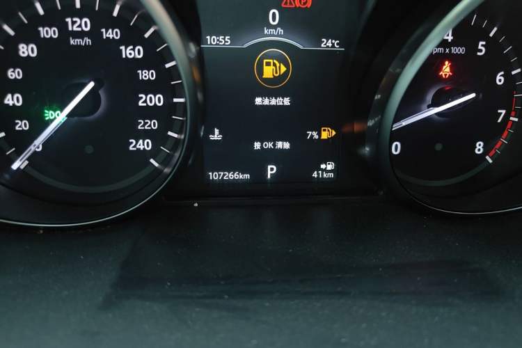 Used Land Rover Discovery Sport 2018 240 PS PURE Edition Odometer Close Up