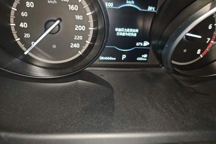 Used Land Rover Discovery Sport 2018 240 PS SE Version Odometer Close Up