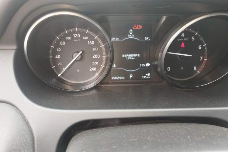 Used Land Rover Discovery Sport 2018 240 PS PURE Edition Odometer Close Up