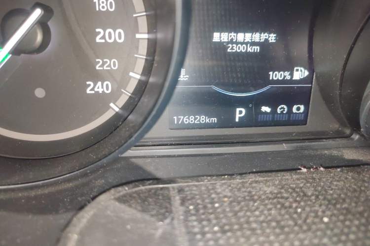 Used Land Rover Discovery Sport 2018 240 PS HSE LUXURY Edition Odometer Close Up