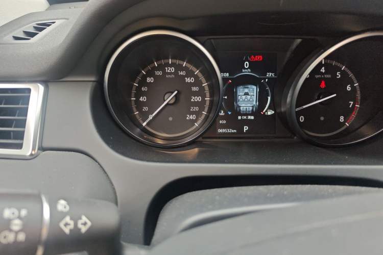 Used Land Rover Discovery Sport 2018 240 PS HSE Version Odometer Close Up