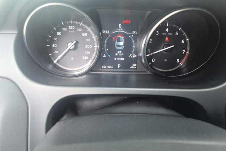 Used Land Rover Discovery Sport 2018 200 PS PURE Edition Odometer Close Up