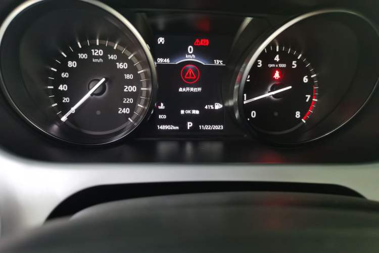 Used Land Rover Discovery Sport 2018 240 PS SE Version Odometer Close Up