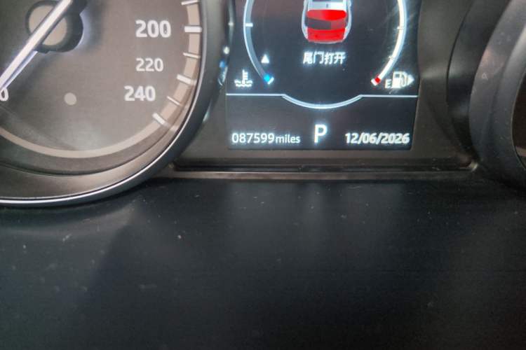 Used Land Rover Discovery Sport 2018 240 PS SE Version Odometer Close Up