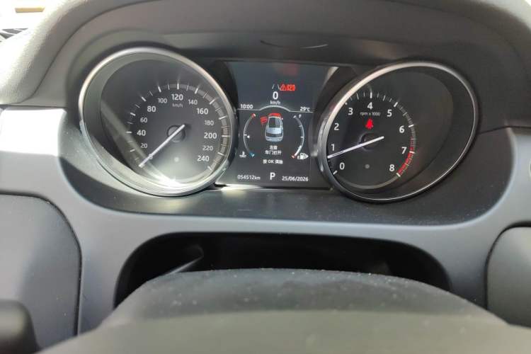 Used Land Rover Discovery Sport 2018 240 PS SE Version Odometer Close Up