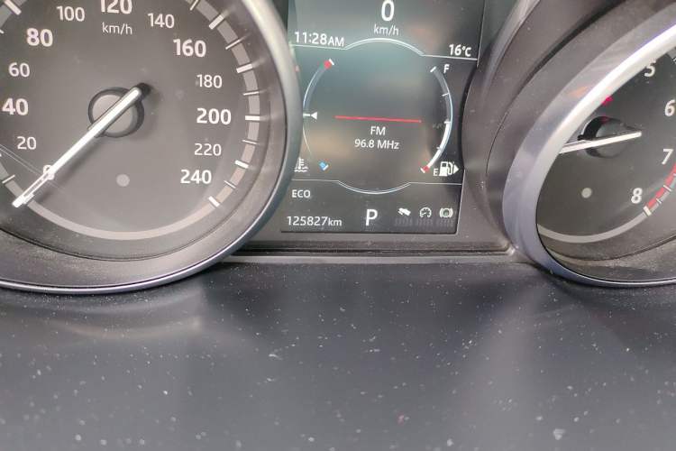 Used Land Rover Discovery Sport 2018 240 PS SE Version Odometer Close Up