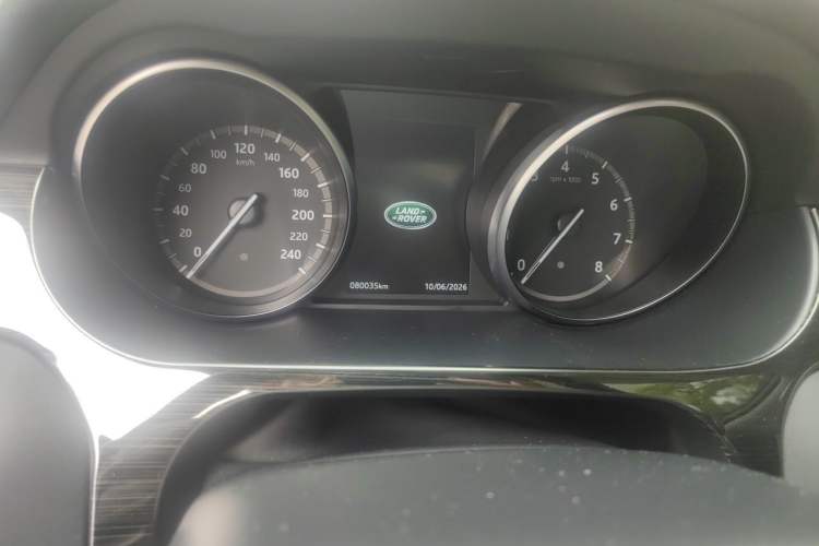 Used Land Rover Discovery Sport 2018 240 PS HSE Version Odometer Close Up