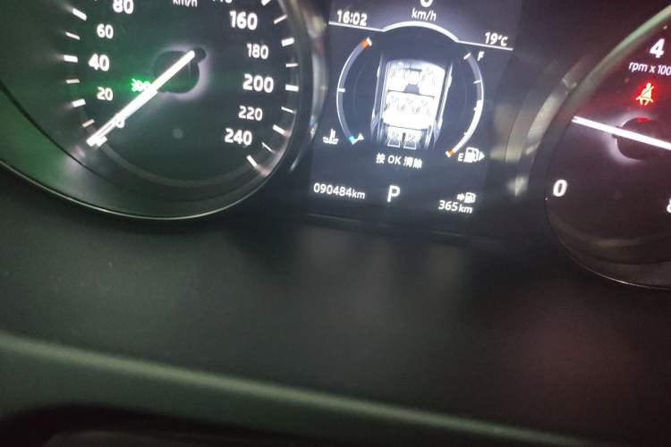 Used Land Rover Discovery Sport 2018 240 PS HSE Version Odometer Close Up