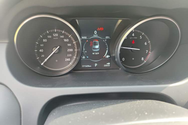 Used Land Rover Discovery Sport 2018 240 PS SE Version Odometer Close Up