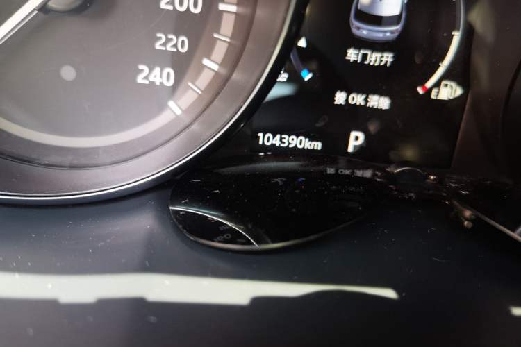 Used Land Rover Discovery Sport 2018 240 PS PURE Edition Odometer Close Up