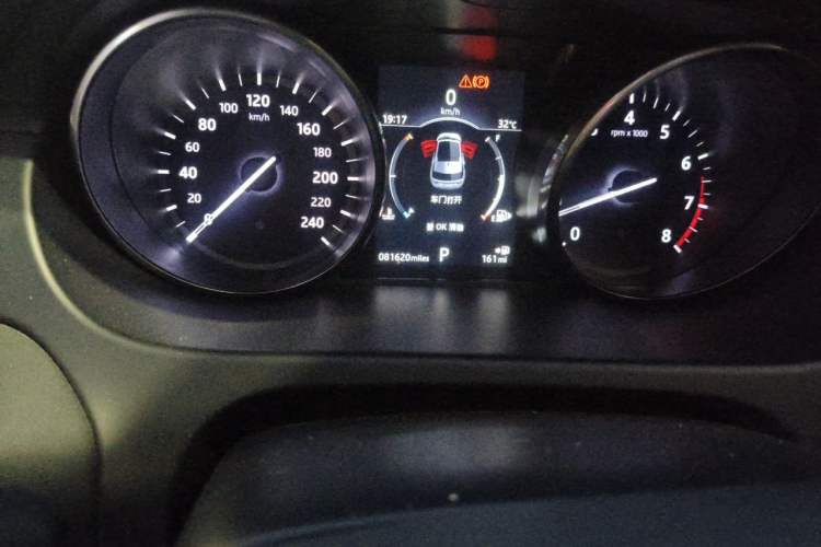 Used Land Rover Discovery Sport 2018 200 PS PURE Edition Odometer Close Up