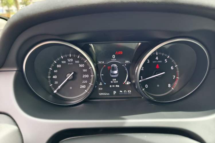 Used Land Rover Discovery Sport 2018 240 PS PURE Edition Odometer Close Up