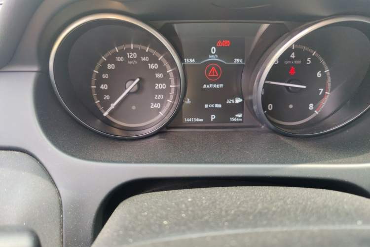 Used Land Rover Discovery Sport 2018 240 PS HSE Version Odometer Close Up