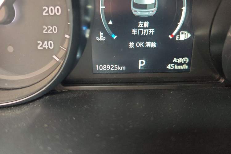 Used Land Rover Discovery Sport 2018 200 PS PURE Edition Odometer Close Up