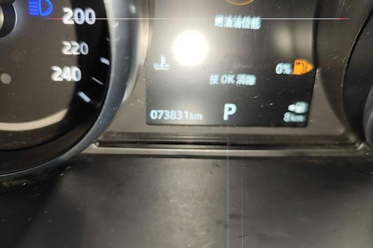 Used Land Rover Discovery Sport 2018 240 PS SE Version Odometer Close Up