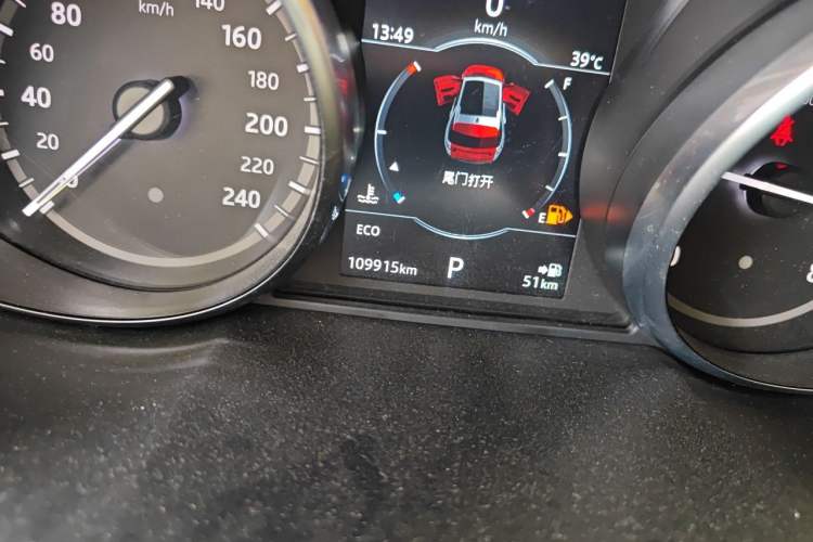 Used Land Rover Discovery Sport 2018 240 PS SE Version Odometer Close Up