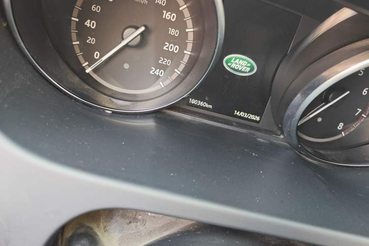 Used Land Rover Discovery Sport 2018 240 PS HSE Version Odometer Close Up
