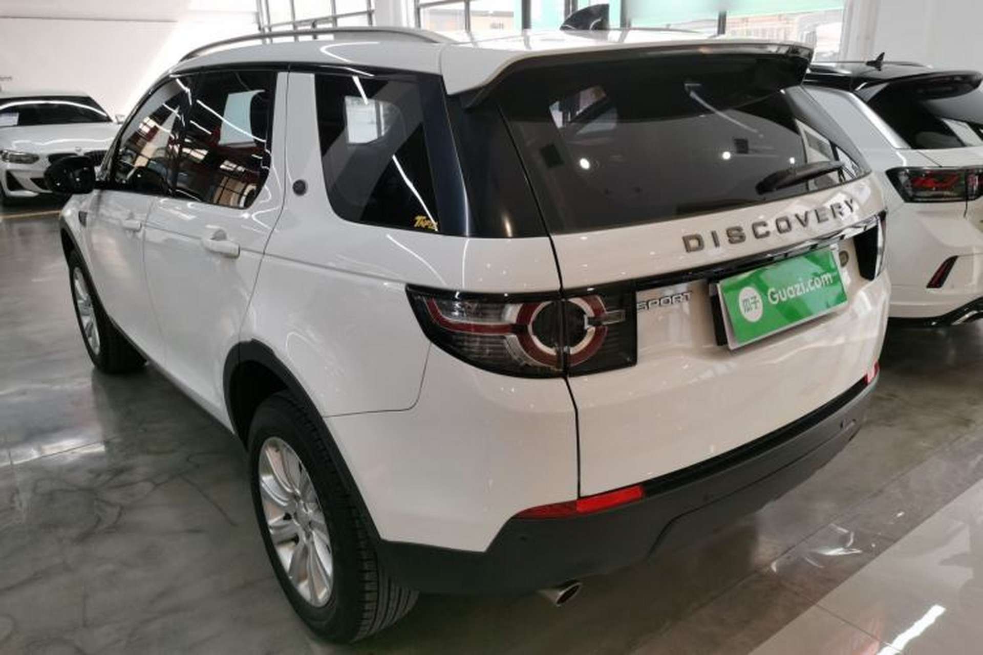Used Land Rover Discovery Sport 2018 240 PS PURE Edition Rear Left 45 Deg
