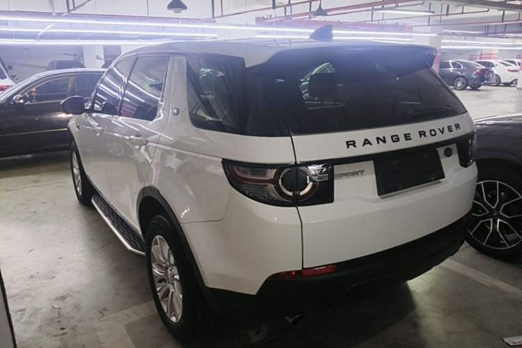 Used Land Rover Discovery Sport 2018 240 PS PURE Edition Rear Left 45 Deg