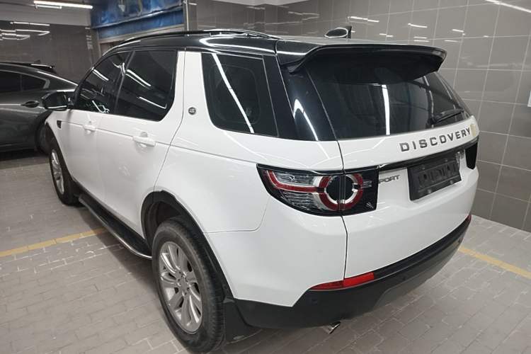 Used Land Rover Discovery Sport 2018 240 PS SE Version Rear Left 45 Deg