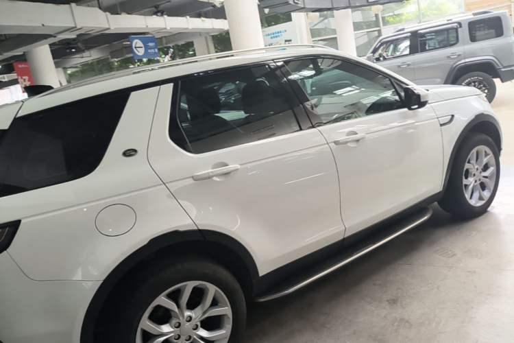 Used Land Rover Discovery Sport 2018 240 PS HSE Version Rear Right 45 Deg