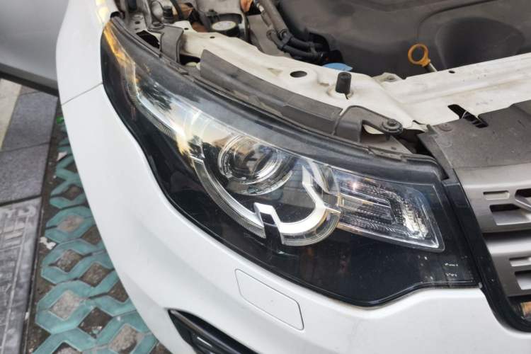 Used Land Rover Discovery Sport 2018 240 PS SE Version Right Front Headlight