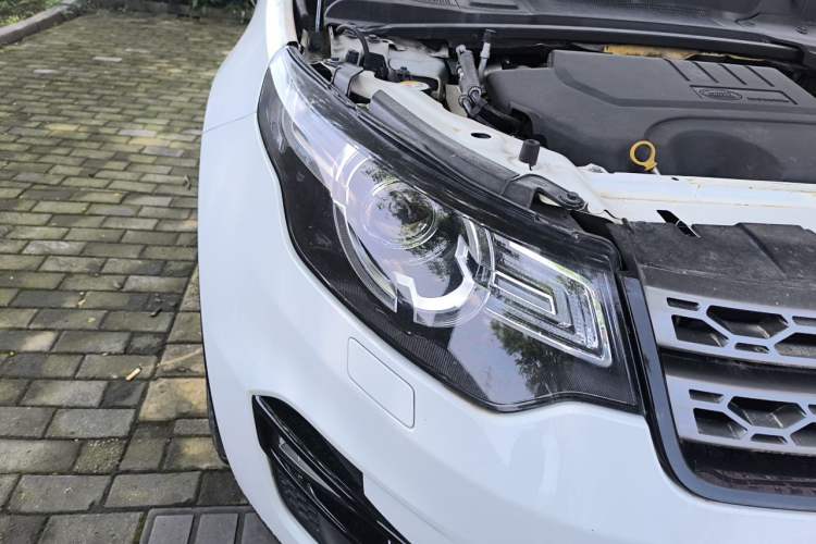 Used Land Rover Discovery Sport 2018 240 PS SE Version Right Front Headlight