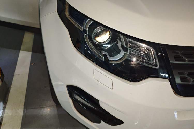 Used Land Rover Discovery Sport 2018 240 PS SE Version Right Front Headlight