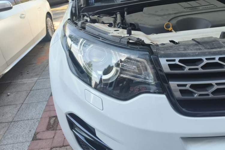 Used Land Rover Discovery Sport 2018 240 PS SE Version Right Front Headlight