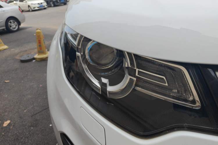 Used Land Rover Discovery Sport 2018 240 PS SE Version Right Front Headlight