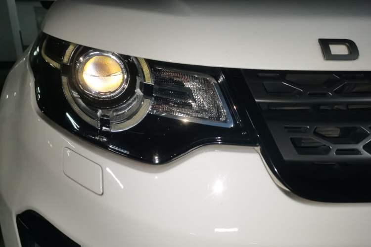 Used Land Rover Discovery Sport 2018 240 PS SE Version Right Front Headlight