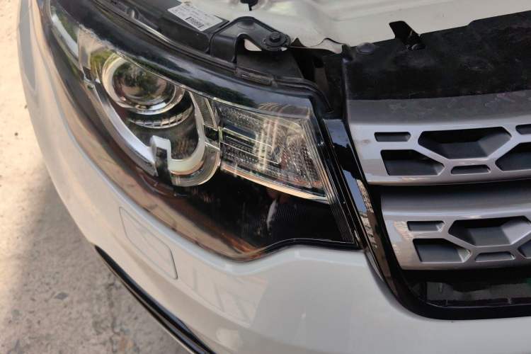 Used Land Rover Discovery Sport 2018 240 PS SE Version Right Front Headlight