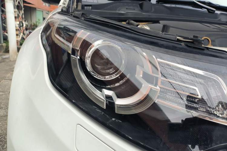 Used Land Rover Discovery Sport 2018 240 PS SE Version Right Front Headlight