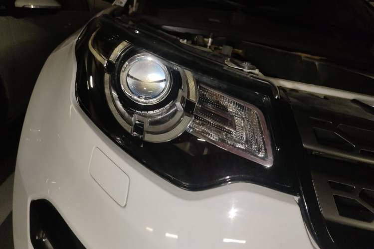 Used Land Rover Discovery Sport 2018 240 PS SE Version Right Front Headlight