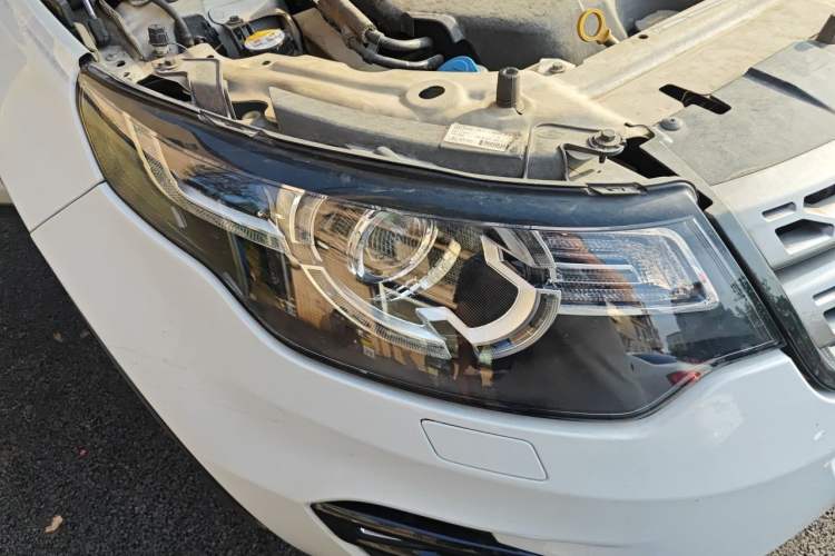 Used Land Rover Discovery Sport 2018 240 PS SE Version Right Front Headlight