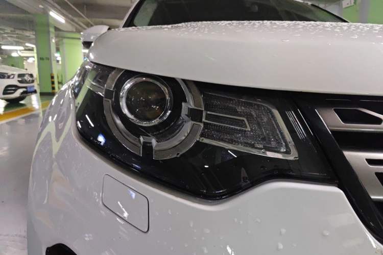 Used Land Rover Discovery Sport 2018 240 PS SE Version Right Front Headlight