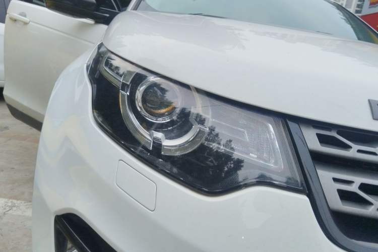 Used Land Rover Discovery Sport 2018 240 PS PURE Edition Right Front Headlight