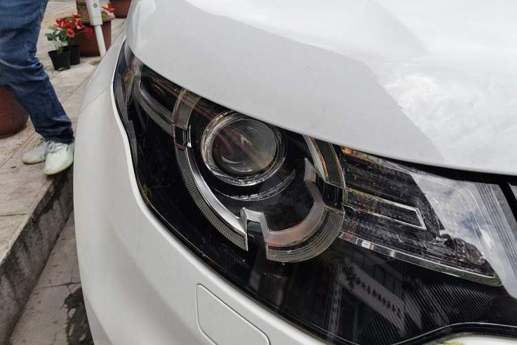 Used Land Rover Discovery Sport 2018 240 PS SE Version Right Front Headlight