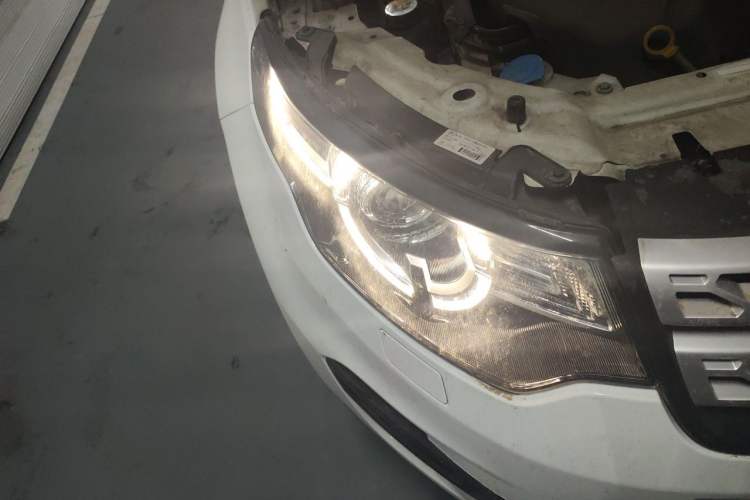 Used Land Rover Discovery Sport 2018 240 PS HSE Version Right Front Headlight