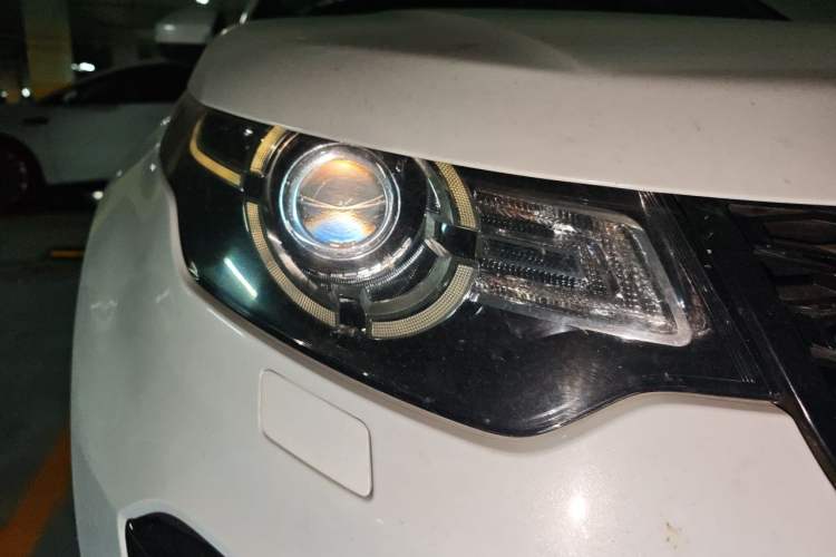 Used Land Rover Discovery Sport 2018 240 PS SE Version Right Front Headlight