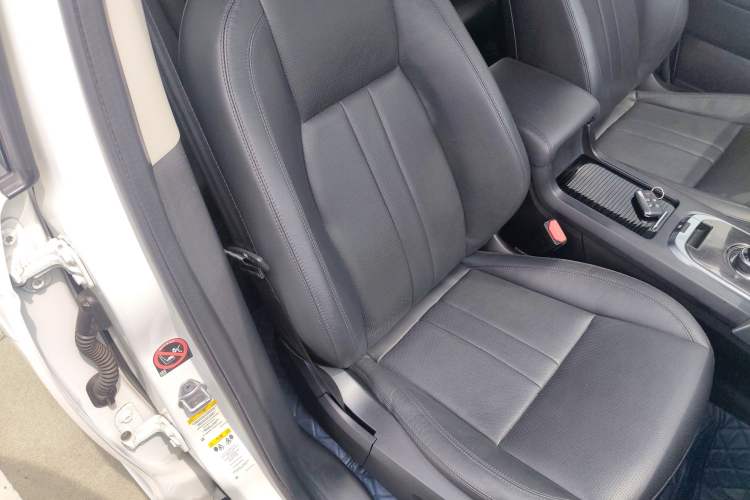 Used Land Rover Discovery Sport 2018 240 PS SE Version Right Front Seat