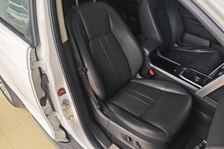 Used Land Rover Discovery Sport 2018 240 PS SE Version Right Front Seat