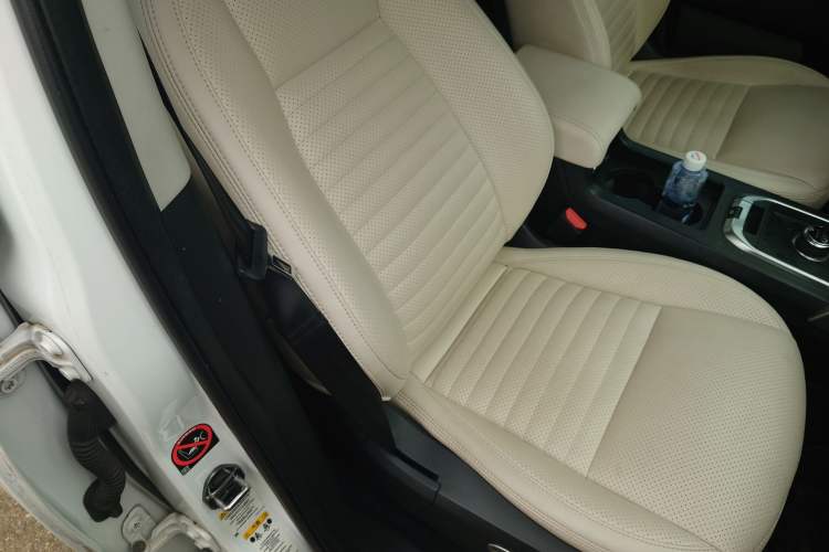 Used Land Rover Discovery Sport 2018 240 PS SE Version Right Front Seat