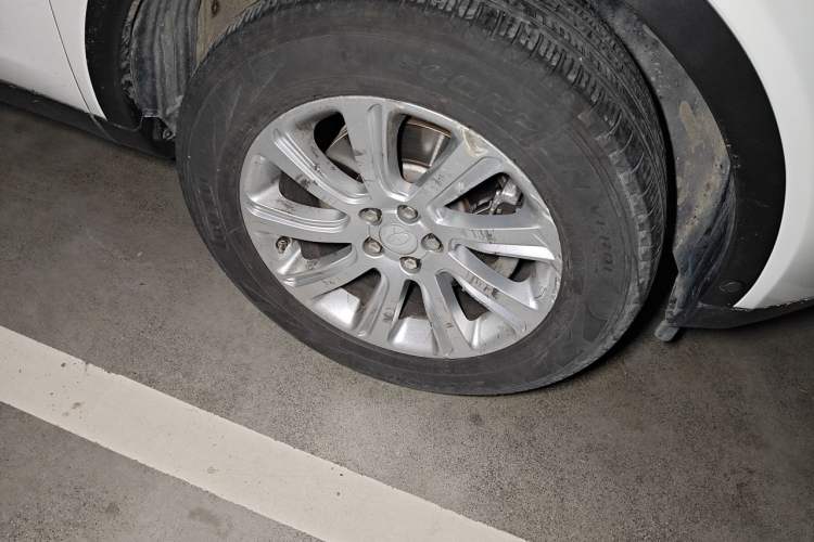 Used Land Rover Discovery Sport 2018 240 PS SE Version Right Front Wheel Hub