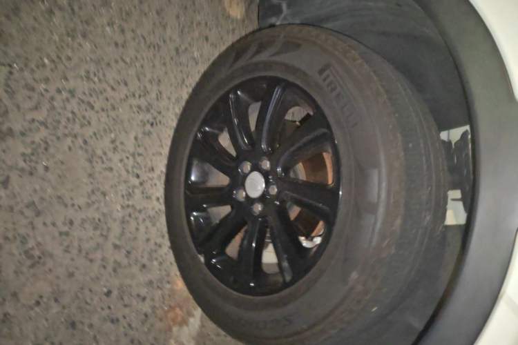 Used Land Rover Discovery Sport 2018 240 PS SE Version Right Front Wheel Hub