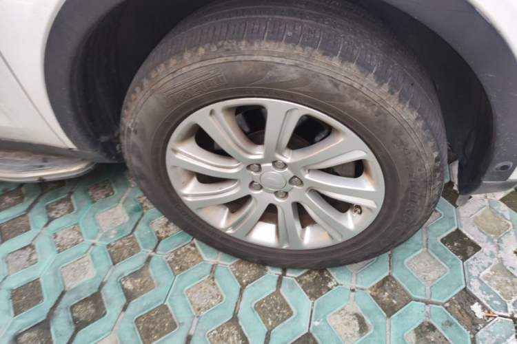 Used Land Rover Discovery Sport 2018 240 PS SE Version Right Front Wheel Hub