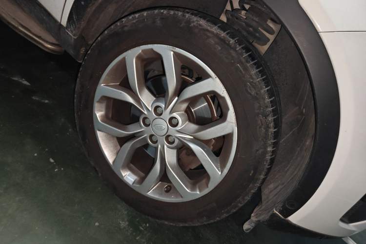 Used Land Rover Discovery Sport 2018 240 PS HSE Version Right Front Wheel Hub